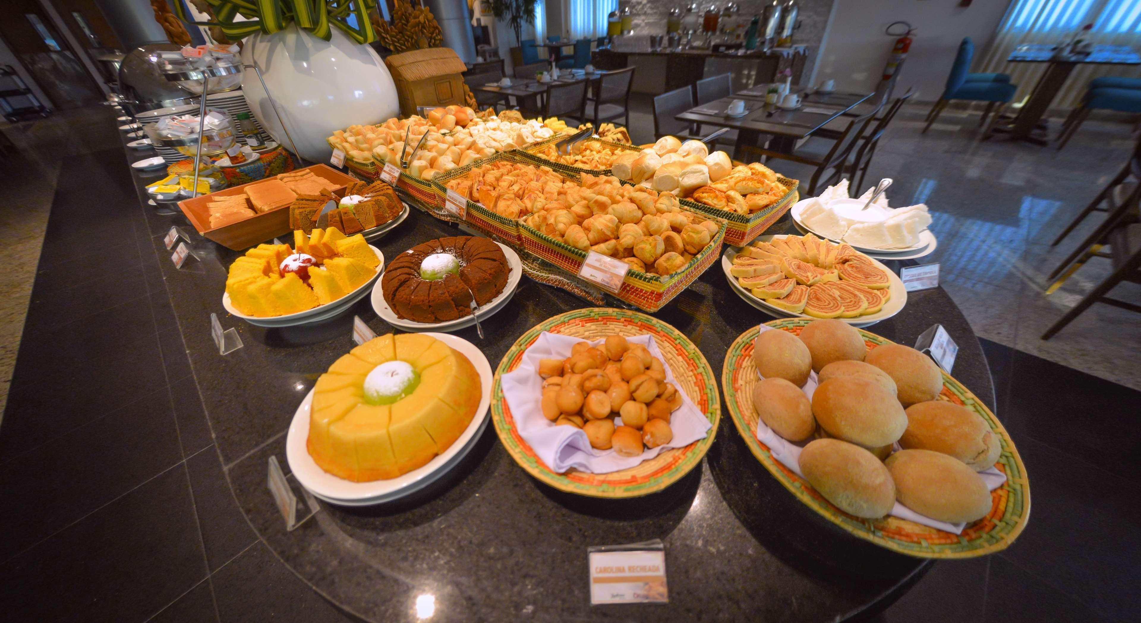 Best Western Premier Maceio Dış mekan fotoğraf A selection of puddings and cakes